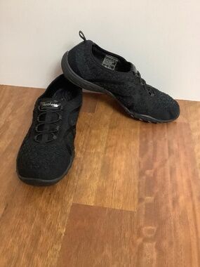 Skechers women’s  Black slip on Sneakers 8.5